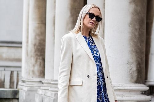 Βρήκαμε τη νέα it bag: Η τσάντα της γιαγιάς που φέτος θα κάνει απίστευτα σύγχρονα τα λουκ σου