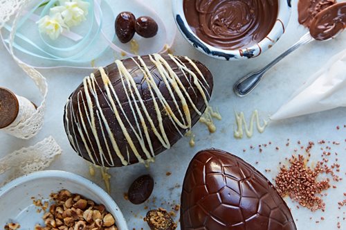 Φτιάχνουμε πασχαλινά σοκολατένια αυγά στο σπίτι από τον Άκη Πετρετζίκη. Εύκολα, γρήγορα, πανέμορφα