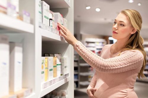 Μια αισθητικός των διασήμων λέει ποια καλλυντικά δεν πρέπει να χρησιμοποιείς στην εγκυμοσύνη