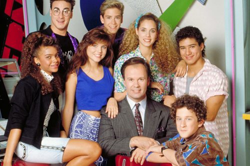 «Έτσι μοιάζουν 30 χρόνια φιλίας». Πώς είναι σήμερα οι πρωταγωνιστές του Saved by the Bell