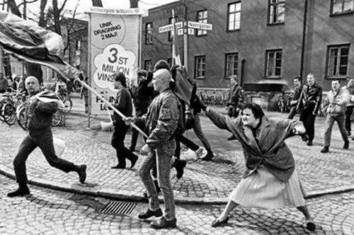 Το χτύπημα με τσάντα μιας γυναίκας στο κεφάλι ενός νεοναζί γίνεται άγαλμα κατά της ακροδεξιάς 