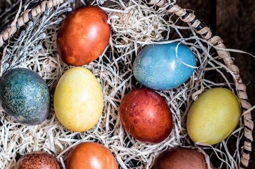 Μια Ελληνίδα food blogger σού λέει τον πιο φυσικό τρόπο να βάψεις αυγά. Με ένα ιστορικό φυτό