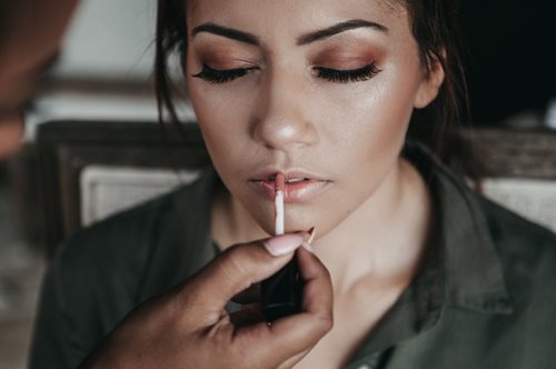 Φυσική λάμψη καθημερινά: Το γκάτζετ των 35 ευρώ που θα αλλάξει τη ρουτίνα ομορφιάς σου