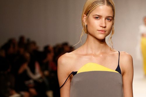 Σαν μικρό θαύμα: Ένα νέο καλλυντικό αλλάζει την επιδερμίδα του προσώπου μέσα σε 8 μέρες