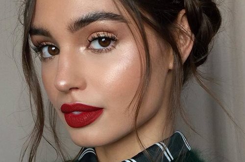 Αυτά είναι τα κόκκινα κραγιόν που κάνουν τα δόντια να δείχνουν πιο λευκά – και ποια τα κιτρινίζουν