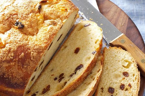 Αφράτο σταφιδόψωμο, με μέλι, χωρίς ζάχαρη: Η νέα, «απαλή» εκδοχή του αγαπημένου γλυκού 