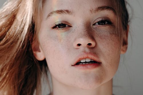 Λίφτινγκ χωρίς νυστέρι που κοστίζει 0,50 ευρώ. Μια θεραπεία για ανορθωμένο, νεανικό πρόσωπο