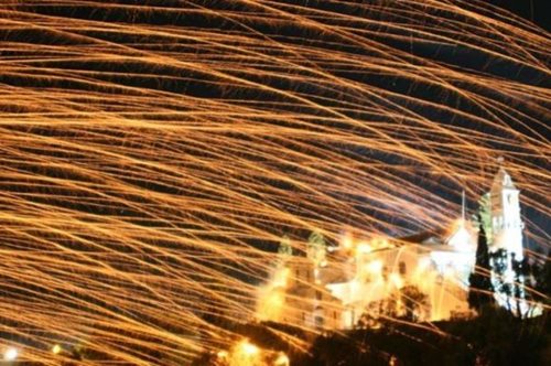 Η ανοιξιάτικη νύχτα γίνεται μέρα: Η ιστορία του εθίμου του ρουκετοπόλεμου 