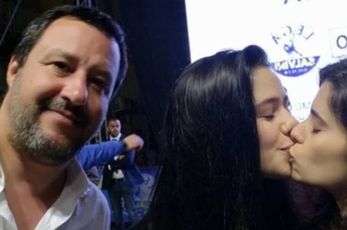 To viral φιλί δύο κοριτσιών κοροϊδεύει τον επικεφαλής του ακροδεξιού κόμματος, Ματέο Σαλβίνι 