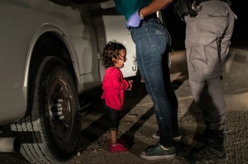 Η φωτογραφία της χρονιάς σύμφωνα με το World Press Photo απαθανατίζει το νέο είδος ψυχολογικής βίας 