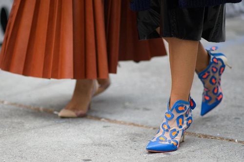 Τα πιο επικίνδυνα παπούτσια είναι φέτος στη μόδα. Πώς βλάπτουν τα πόδια, με ποια τα αντικαθιστούμε