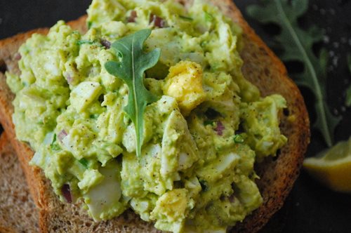 Εύκολη, νόστιμη αυγοσαλάτα με σπιτική μαγιονέζα. Με τα αυγά που σου περίσσεψαν από το Πάσχα