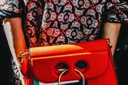 Απίστευτα ψηλόλιγνες με ένα ρετρό παντελόνι. 10 τρικ για να φαίνεσαι πιο λεπτή, από μια YouTuber 40+