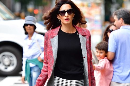 Mόλις δοκίμασα το αγαπημένο προϊόν μακιγιάζ της Αμάλ Αλαμουντίν και καταλάβα γιατί το λατρεύει