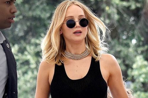 Σαν κορίτσι του Μάη. Η Τζένιφερ Λόρενς βρήκε τον πιο ανοιξιάτικο τρόπο να φορέσει το τζιν παντελόνι