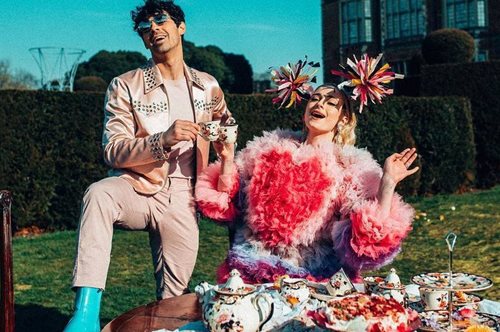 Προκαλεί αμηχανία: Η «Σάνσα» του GoT παντρεύτηκε τον Τζο Τζόνας σε μια κιτς τελετή στο Λας Βέγκας