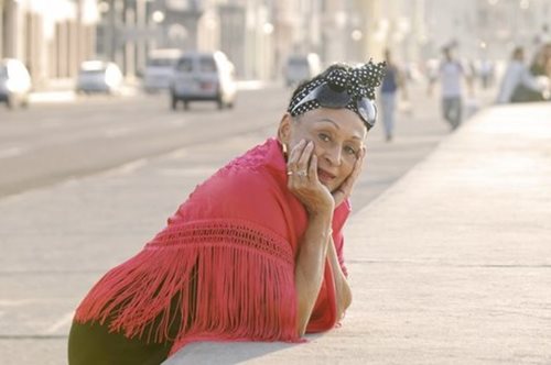 «Όποιος ζει μέσα στην μουσική, ξαναγεννιέται»:Η τραγουδίστρια του Buena Vista Social Club στην Αθήνα