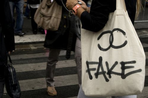 Aποκαλύφθηκε μεγάλη απάτη στο Instagram. «Μαϊμού» 1 στα 5 προϊόντα που πωλούνται