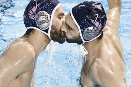 Δυο πολίστες φιλιούνται στο στόμα και η L'Equipe «ξορκίζει» την ομοφοβία 