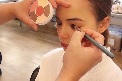 Ξέχνα ό,τι ξέρεις: Για να βρεις την τέλεια απόχρωση makeup, έλεγξε αυτή την περιοχή του σώματός σου