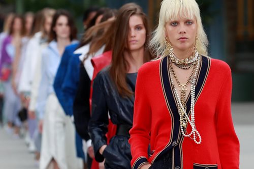 Η Βιρζινί Βιάρ, η διάδοχος του Καρλ Λάγκερφελντ, σχεδίασε την πιο hot Chanel τσάντα της σεζόν  