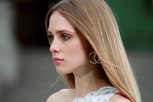 «Συρρικνώνει αμέσως τα σπυράκια»: Μια beauty editor δοκίμασε σχεδόν όλα τα προϊόντα κατά της ακμής