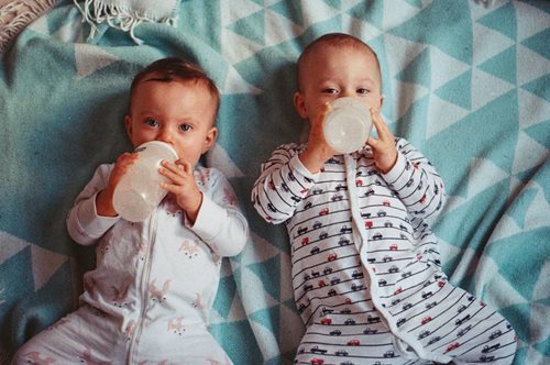 Διπλός μπελάς: Υπερηχογράφημα έπιασε δίδυμα κοριτσάκια να τσακώνονται στην κοιλιά της μάνας τους