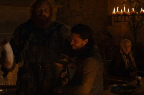 Φωτογραφία από τα γυρίσματα φανερώνει ποιανού ήταν το ποτηράκι Starbucks που «ξέμεινε» στο σκηνικό 