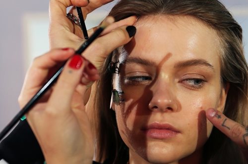 4 οικονομικές εναλλακτικές στα πολυτελή είδη μακιγιάζ: «Ένα μέικαπ-κοινό μυστικό των beauty editors»