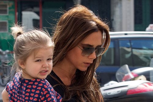 12 καθηλωτικές φωτογραφίες διασήμων και των παιδιών τους τραβηγμένες στην ίδια ακριβώς ηλικία 