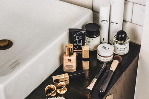 Make up artist διάσημων: «Τόσα χρόνια καθαρίζεις λάθος τα πινέλα του μακιγιάζ»