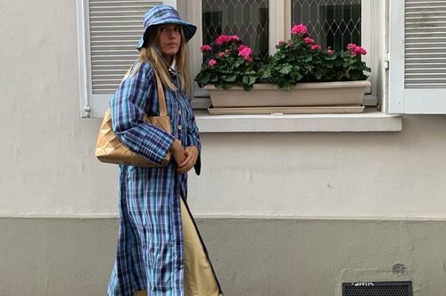 Ξαφνικά όλες έχουν πάθει εμμονή με το outfit «διπλό τζιν». Έτσι θα το κάνεις να μη μοιάζει παλιό