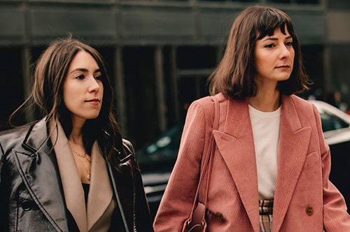 Το δύσκολο χρώμα που κολακεύει τις καστανομάλλες όσο κανένα άλλο. Μια fashion editor προτείνει