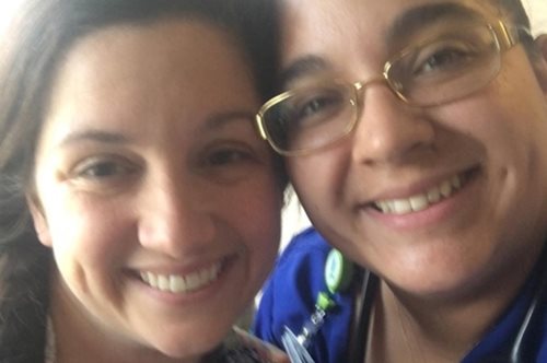 «Η νοσηλεύτρια που μου έσωσε τη ζωή»: Η τρυφερή εξομολόγηση μιας γυναίκας που έκανε διπλή μαστεκτομή