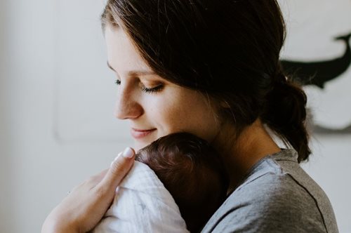 «Μαμά, θα μ’ αγαπάς πάντα;»: Το ομορφότερο κείμενο για τη μητρική αγάπη το βρήκαμε σε παιδικό βιβλίο