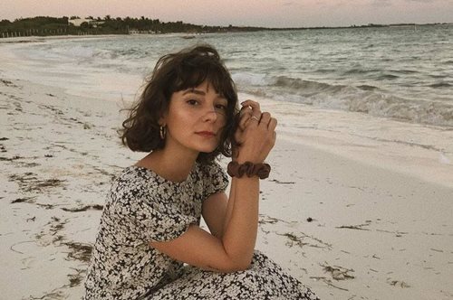 Όλες οι fashion bloggers φορούν φέτος αυτό το «ακραίο» αξεσουάρ των 90s: Πιο καλοκαιρινό δεν γίνεται