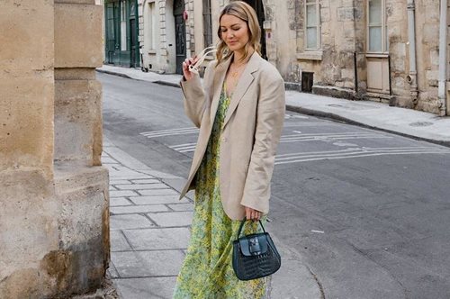 Πιο ψηλή, πιο κομψή με λευκό T-shirt και τζιν παντελόνι: Μια fashion blogger σού δείχνει τον τρόπο