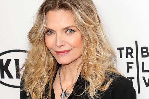 Η Μισέλ Φάιφερ χωρίς ίχνος μακιγιάζ στα 61 της στέλνει μήνυμα ανάτασης μέσα από το ίνσταγκραμ