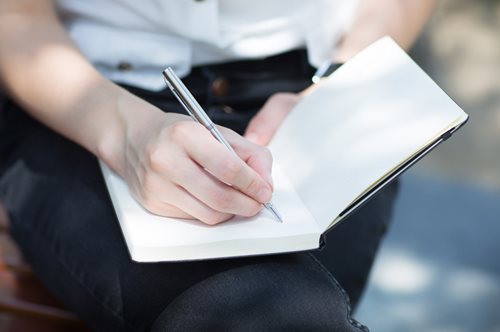 «Δεν θα έχω ποτέ τη δική σου αξιοπρέπεια»: Το τρίτο πρόσωπο γράφει στην προδομένη σύζυγο