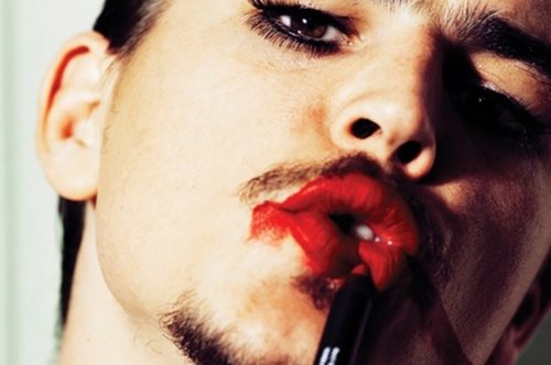 Ο άντρας-βαρύ πεπόνι φαγώθηκε: To macho αρσενικό βρίσκεται στην εντατική