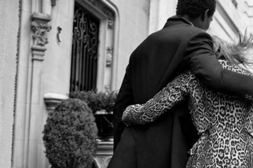 Είναι μόνο ένα: Η Carine Roitfeld αποκαλύπτει ποιο είναι το κλειδί για την απόλυτη γαλλική ομορφιά 