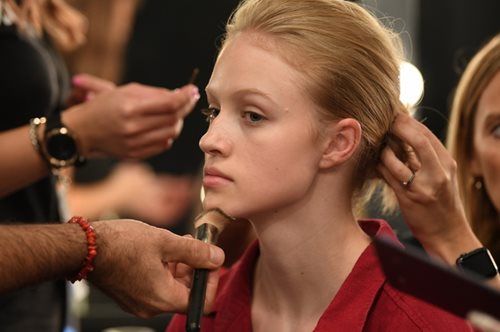 Ανόρθωση περιγράμματος, λαμπερό πρόσωπο: Όλες οι celebrities ακολουθούν αυτές τις 3 δωρεάν συνήθειες