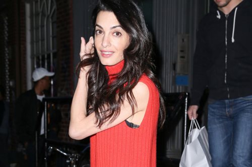 Η Αμάλ Κλούνεϊ με πλεκτό φόρεμα & τα παπούτσια που εσύ πάντοτε αποφεύγεις να φορέσεις στο αεροδρόμιο