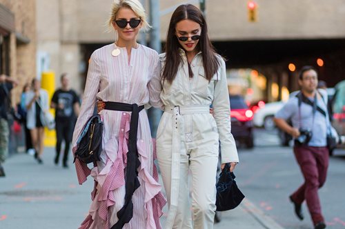 Μόλις εντοπίσαμε τα πιο στιλάτα, λευκά sneakers που ταιριάζουν με όλα τα καλοκαιρινά μας φορέματα 