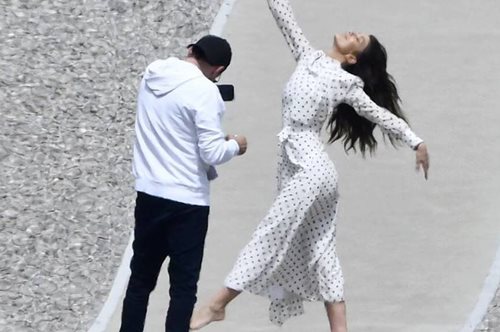 Ο διεθνής Τύπος υποστηρίζει πως ο Λεονάρντο Ντι Κάπριο είναι τρελά ερωτευμένος και έχει αποδείξεις