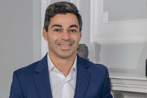 Ο Έλληνας γιατρός που δημιούργησε στο Λονδίνο την αγαπημένη σειρά καλλυντικών των celebrities