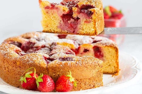 Το πιο νόστιμο και αφράτο κέικ φράουλας χωρίς ζάχαρη: Με μέλι και γιαούρτι η γεύση απογειώνεται 