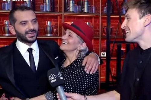 «Εγώ είμαι πιο διάσημη από τον γιο μου». Η μαμά του Λεωνίδα Κουτσόπουλου είναι απίθανη