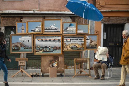 Ακάλεστος και ινκόγκνιτο συμμετείχε ο Banksy στην Μπιενάλε της Βενετίας. Έκλεψε (ξανά) την παράσταση