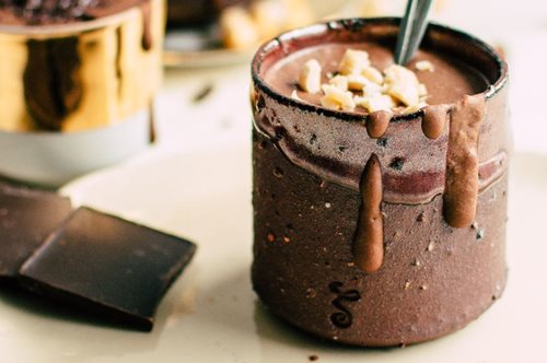 Βελούδινη vegan μους σοκολάτας με ένα υλικό. Εύκολη συνταγή από τον πατέρα της μοριακής κουζίνας